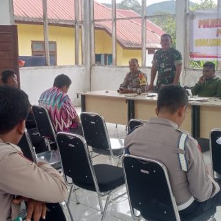 Babinsa Dan Personil Polsek Salak Beri Arahan Kepada Warga Agar Menjaga Keamanan Di Saat Pilkada