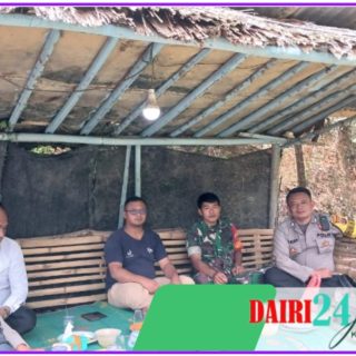Bentuk Kebersamaan, Babinsa dan Bhabinkamtibmas Makan Siang di Pondok Warga