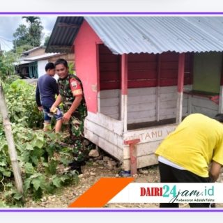 Babinsa Bersama Warga Bersihkan Pos Kamling Di Desa Binaan