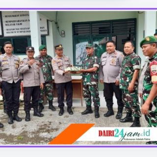Datang Membawa Kue,Kapolsek Sukaramai Beri Ucapan HUT TNI Ke-79 Kepada Koramil 06/ Kerajaan
