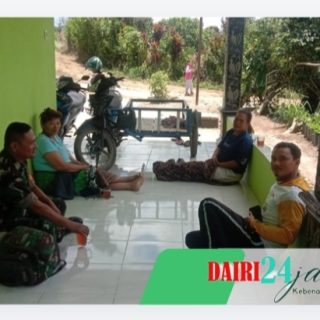 Pantau Wilayah Binaan ,Babinsa Komsos Dengan Warga