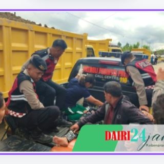 Jalan Amblas di Parbuluan, Sat Samapta Polres Dairi Evakuasi Pasien Gawat Darurat Dari Mobil Ambulance