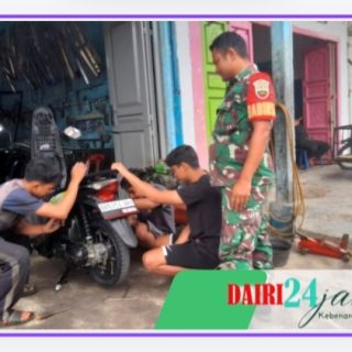 Sambangi Bengkel Sepeda Motor, Babinsa Komsos Dengan Pemilik Bengkel