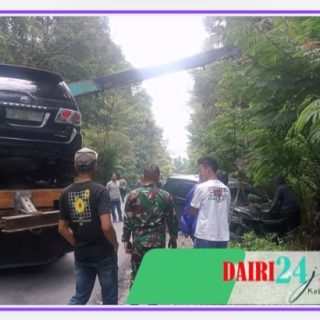 Terjadi Kecelakaan di Wilayah Binaan, Babinsa Koramil 01/ Sumbul Sigap Berikan Pertolongan