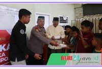 Si Humas Polres Dairi Saat Berbagi Di Jumat Berkah Kepada Masyarakat