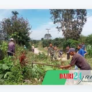 Semangat Gotong Royong, Babinsa Dan Warga Bersihkan Lingkungan Desa