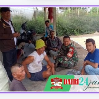Jalin Keakraban Babinsa Koramil 01/ Sumbul Komsos Dengan Warga