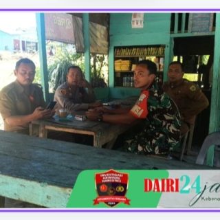 Jalin komunikasi Sosial Dengan Warga, Babinsa Bersama Anggota Polsek Sambangi Warga di Warung Kopi