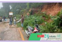 Personil Babinsa bersama warga saat membersihkan material longsor