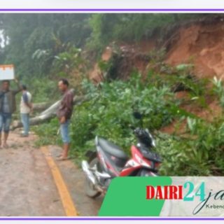 Babinsa Koramil 05/ TP Bantu Warga Bersihkan Badan Jalan Yang Tertimbun Longsor