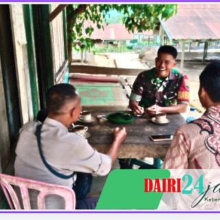 Babinsa Koramil 05/ TP Komsos Bersama Warga Desa Liang Jering