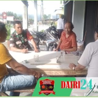Babinsa Komsos Dengan Warga di Desa Binaan