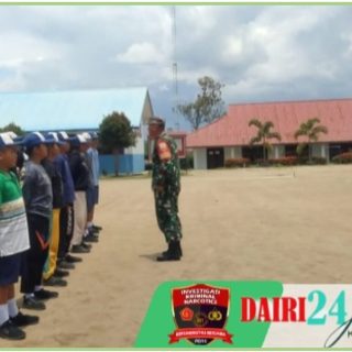 Tanamkan Disiplin, Babinsa Latihkan PPB Kepada Siswa Siswi SMPN 3 Sumbul