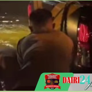 Gercep, Personil Polrestabes Bantu Evakuasi Mobil Mogok di Tengah Banjir Kota Medan