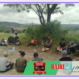 Babinsa Koramil 07/ Salak Komsos Dengan Siswa Sekolah Pada Saat Pelajaran Olahraga