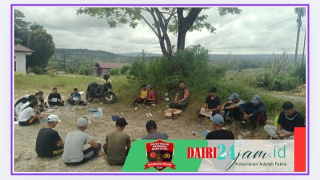 Babinsa Koramil 07/ Salak Komsos Dengan Siswa Sekolah Pada Saat Pelajaran Olahraga