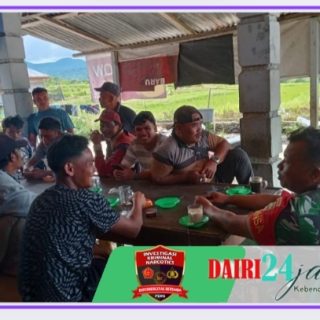 Tingkatkan Kemanunggalan Dengan Rakyat, Babinsa Komsos Dengan Warga Desa Binaan
