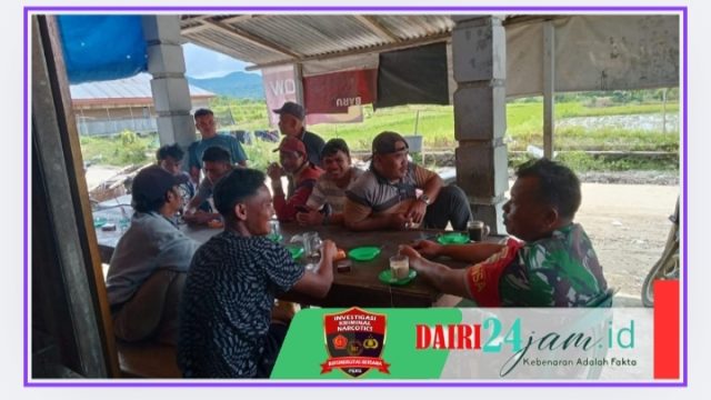 Tingkatkan Kemanunggalan Dengan Rakyat, Babinsa Komsos Dengan Warga Desa Binaan