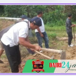 Jumat Bersih…!!! Babinsa Bersama Masyarakat Gotongroyong Bersihkan Parit Jalan Desa