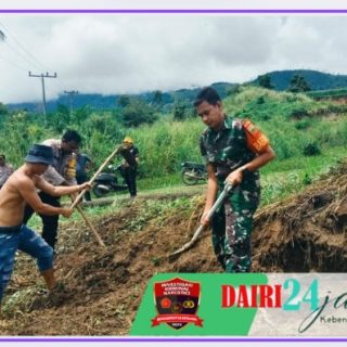 Babinsa Koramil 05/ Tanah Pinem Ajak Masyarakat Gotongroyong Bersihkan Jalan