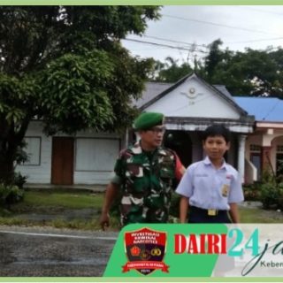Peduli Keselamatan Pelajar Babinsa Bantu Seberangkan Saat Melintas Jalan