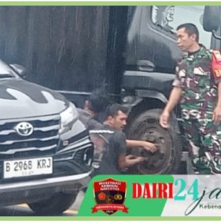 Babinsa Koramil 01/ Sumbul Bantu Supir Mobil Yang Pecah Ban