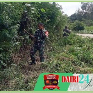 Tumbuhkan Semangat Gotongroyong Babinsa Ajak Warga Bersihkan Kiri Kanan Bahu Jalan