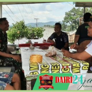 Babinsa Koramil 05/ Tanah Pinem Komsos Bersama Warga di Warung Kopi