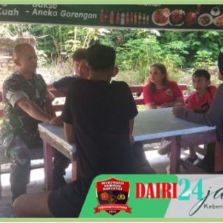 Babinsa Komsos Dengan Warga di Warung Kopi