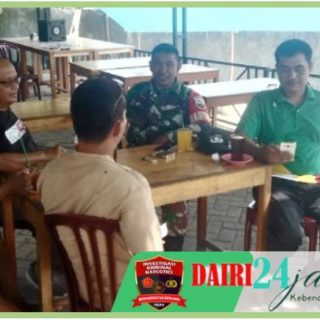 Bahas Kemanan dan Kebersihan Desa, Babinsa Koramil 05/ Tanah Pinem Komsos Bersama Warga