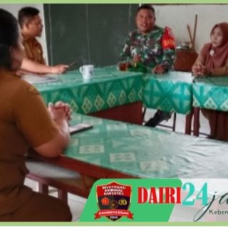 Babinsa Komsos Dengan Tenaga Pengajar SDN 033933 Tinada
