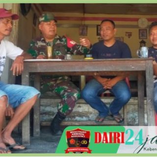 Ajak Warga Menjaga Keamanan dan Ketertiban Jelang Nataru, Babinsa Koramil05/ Tanah Pinem Komsos di Warung Kopi