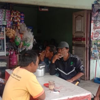 Jalin Keakraban,Babinsa Koramil 01 Sumbul Komsos Dengan Warga