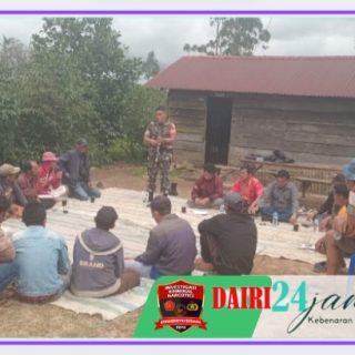 Babinsa Koramil 01/Sumbul Komsos Dengan Warga Desa Binaan