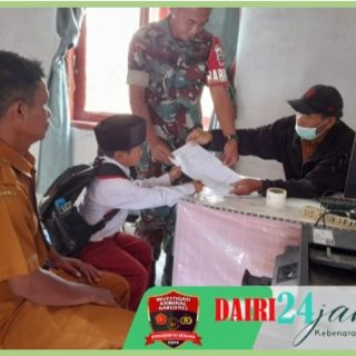 Babinsa Koramil 06/ Kerajaan Bantu Warga Binaan Mengurus Akta Kelahiran di Kantor Desa