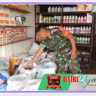 Babinsa Cek Ketersediaan Pupuk Untuk Petani Di Kios Wilayah Binaan