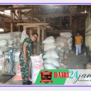 Pastikan Ketersediaan Beras, Babinsa Koramil 01 Sumbul Sambangi Penggilingan Padi.