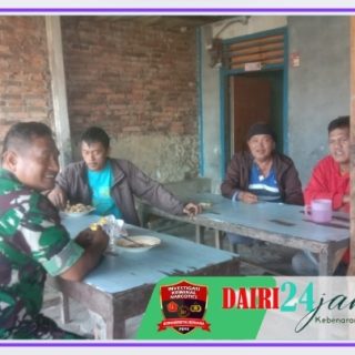 Jalin Keakraban Babinsa Koramil 01 Sumbul Melaksanakan Komunikasi Sosial Dengan Warga