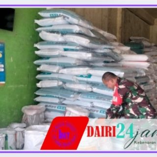 Babinsa Koramil 01 Sumbul Selalu Aktif Memantau Ketersediaan Pupuk Untuk Petani