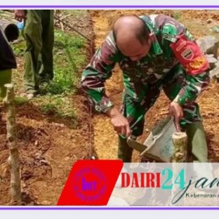 Tanamkan Jiwa Gotong Royong Babinsa Koramil 01/Sumbul Luangkan Waktu Bantu Warga Bangun Rumah