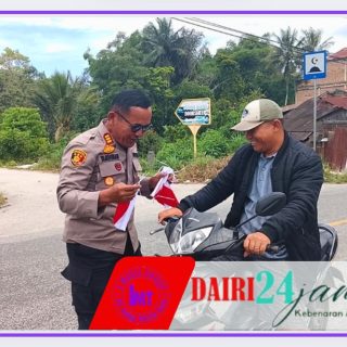 Semarakkan Dirgahayu Republik Indonesia, Polsek Sumbul  Bagi-Bagi Bendera Merah Putih kepada Pengendara