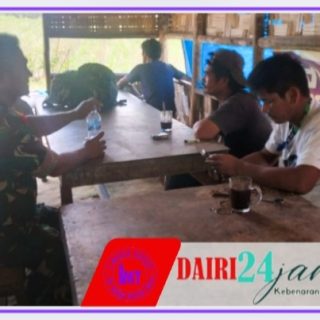 Jalin Keakraban, Babinsa Koramil 01/Sumbul Melaksanakan Komsos Dengan Warga