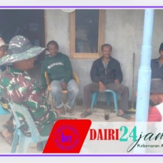 Jalin Keakraban Babinsa Melaksanakan Komsos Dengan Warga Desa Huta Manik
