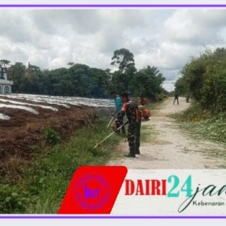 Babinsa Bersama Masyarakat Gotong Royong Bersihkan Jalan Tani