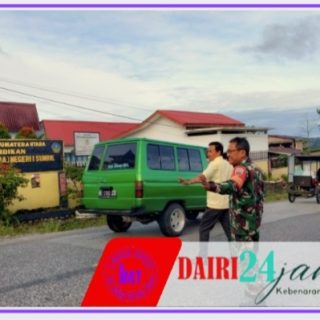 Wujud Kepedulian Keselamatan Siswa, Babinsa Koramil 01/Sumbul Bantu Menyeberang Jalan