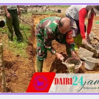 Sinergi TNI Bersama Rakyat, Babinsa Bantu Bangun Rumah Warga