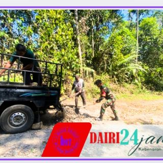 Babinsa Koramil 06/Kerajaan dan Warga Gotong Royong Perbaiki Jalan menuju Dusun Kuta Batu