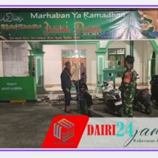 Berikan Rasa Aman dan Nyaman, Babinsa Koramil 01/Sumbul Laksanakan Pengamanan Sholat Tarawih