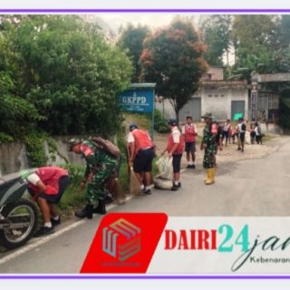 Jalin Kebersamaan, Babinsa Gotong Royong Bersama Siswa SMP Negeri 1 Pegagan Hilir