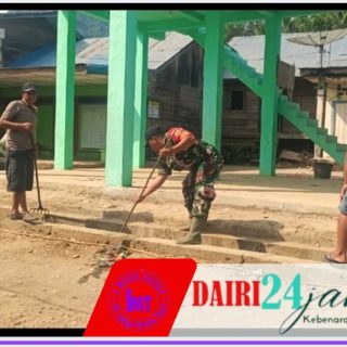 Babinsa Koramil 05/Tanah Pinem Laksanakan Gotong Royong dengan Masyarakat Desa Pasir Tengah